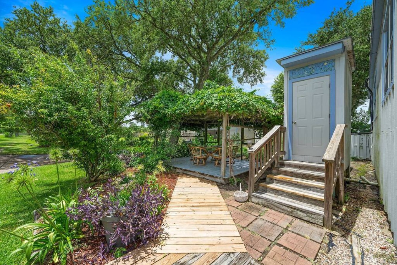 The stars at night are big & bright in this backyard