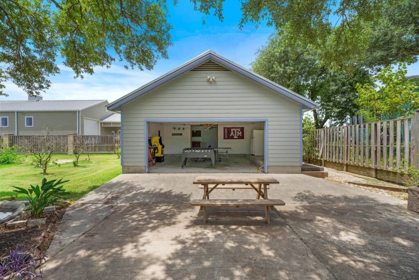 Enjoy laughter & games in this expansive yard