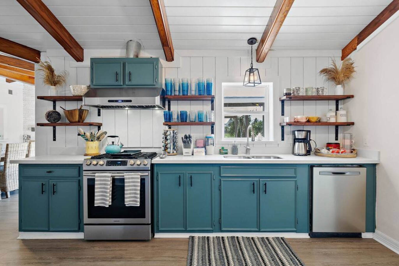 A kitchen perfect for preparing meals for the family!
