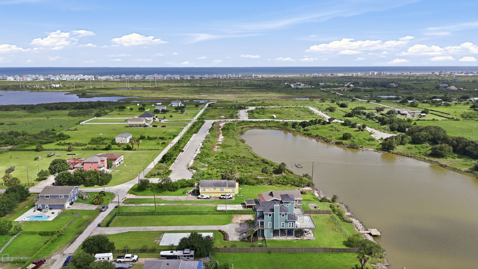 Explore Galveston & unwind in this waterfront retreat