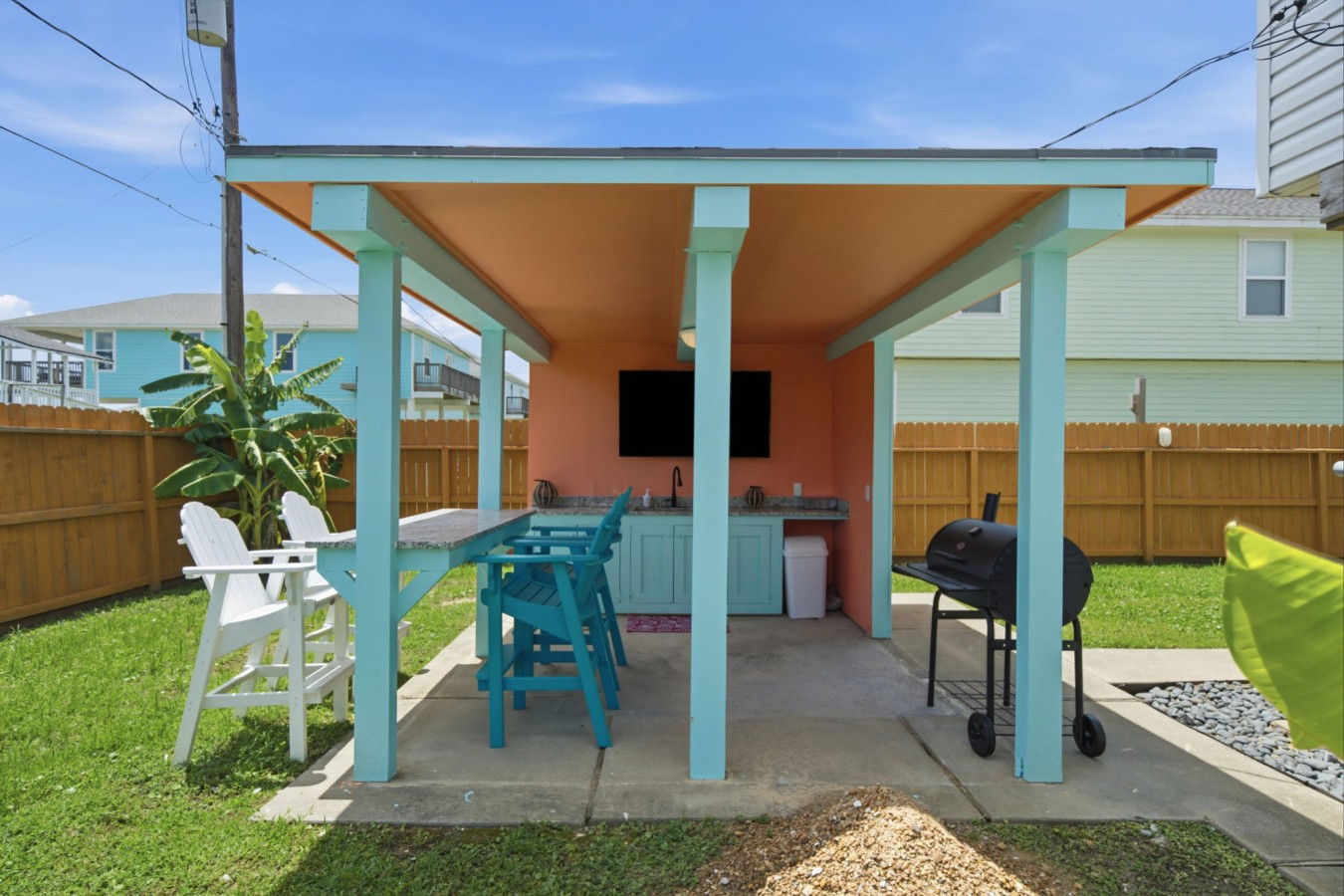 Outdoor TV, wet bar, grill & bar seating — vacation goals