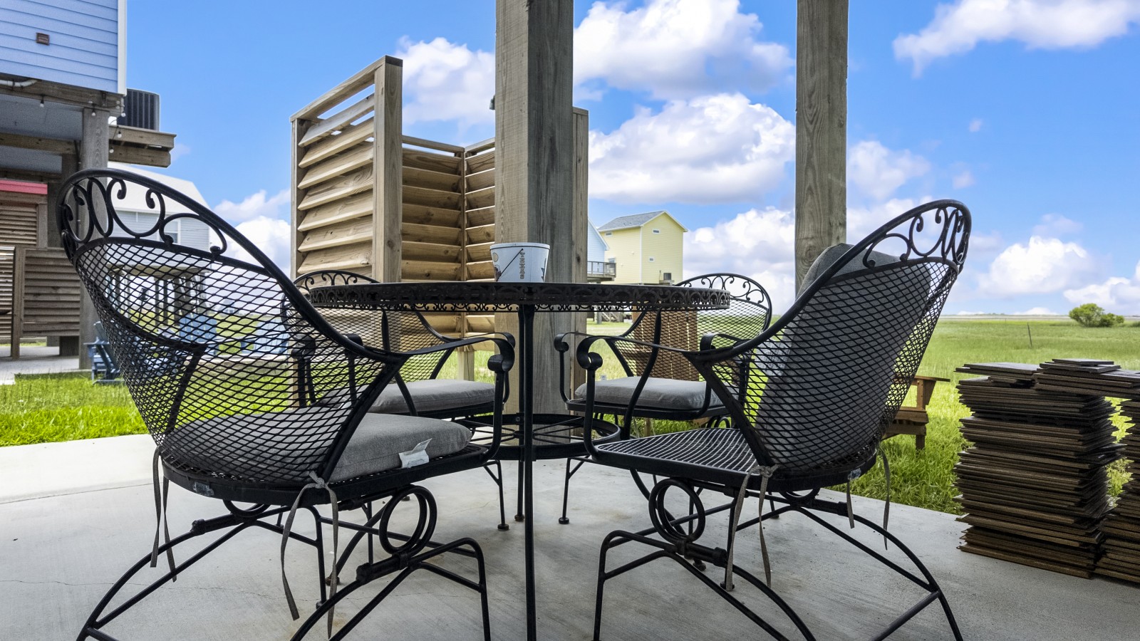 The perfect outdoor setup for meals, drinks & good company