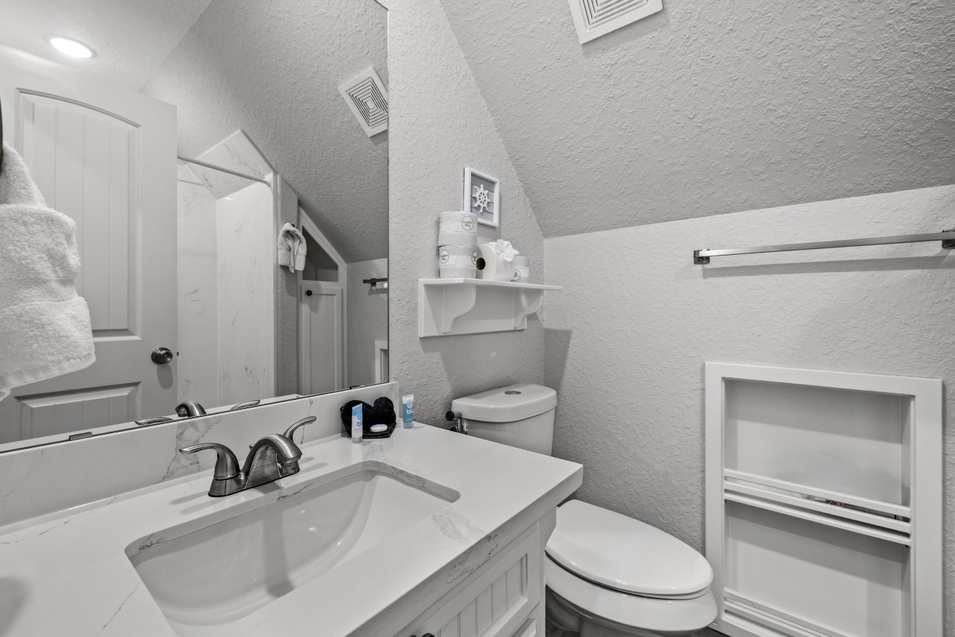 Feel pampered in this clean & cheerful bathroom