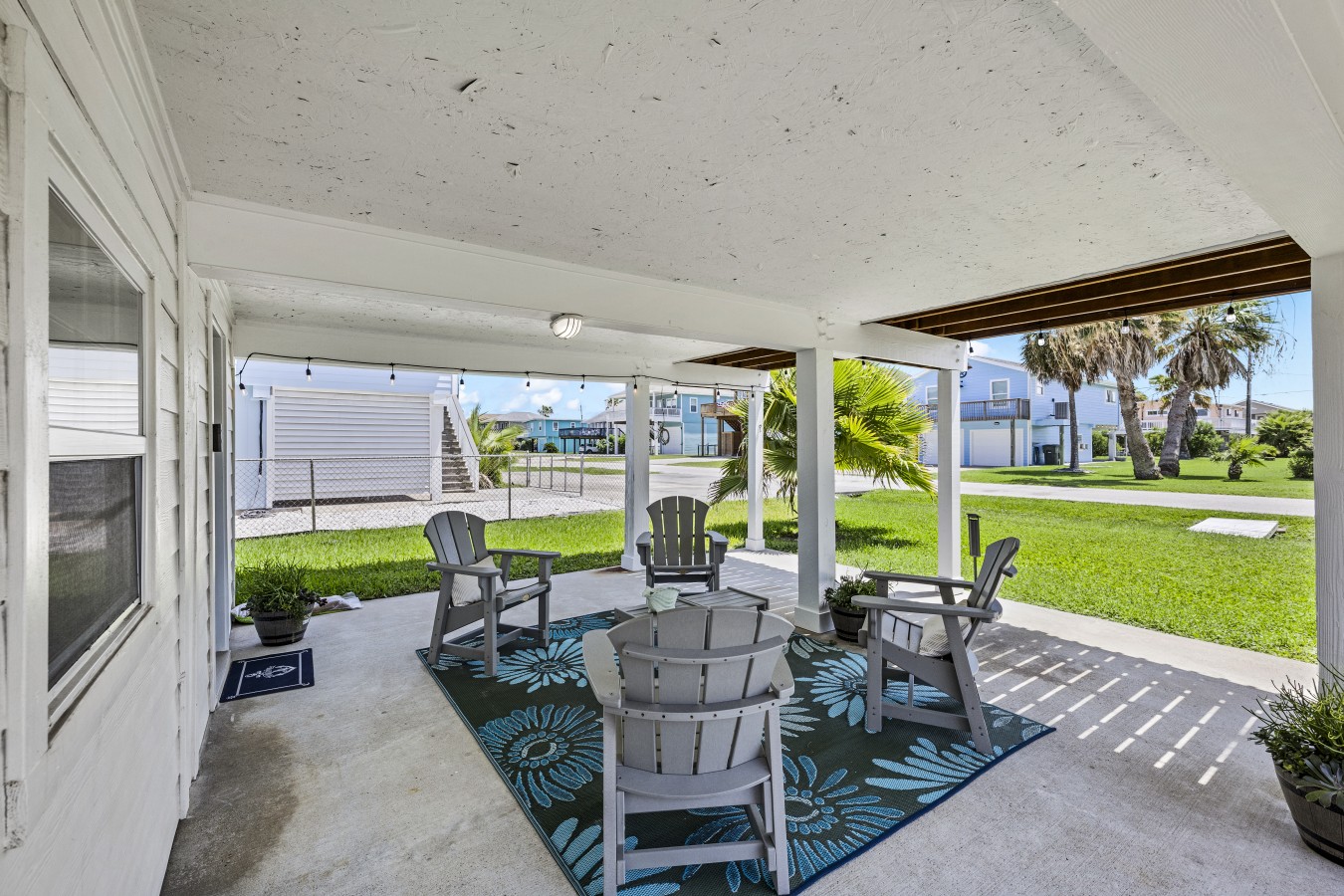 Escape the midday sun & unwind in this shaded patio