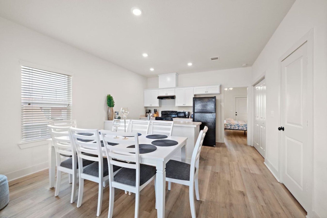 A dining room oasis where culinary enjoyment meets modern elegance