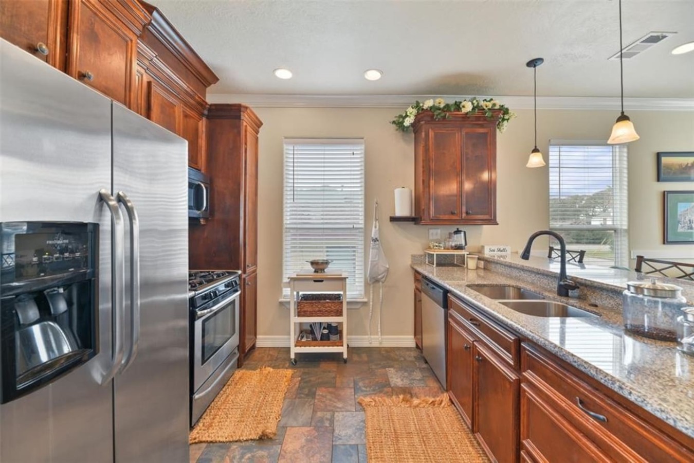 Gas range & stainless appliances for the home chef