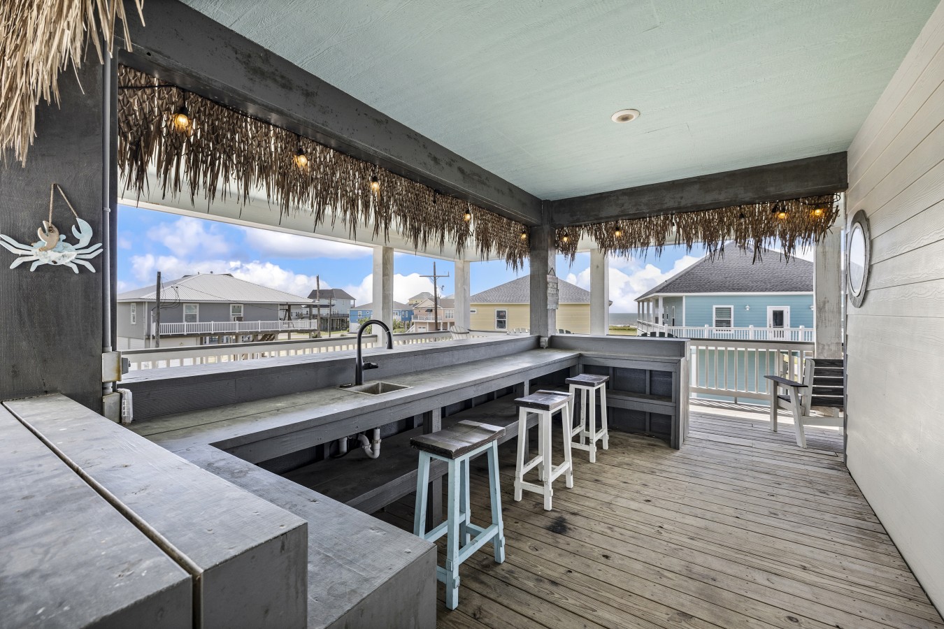 Your own tiki-style wet bar conveniently located outside