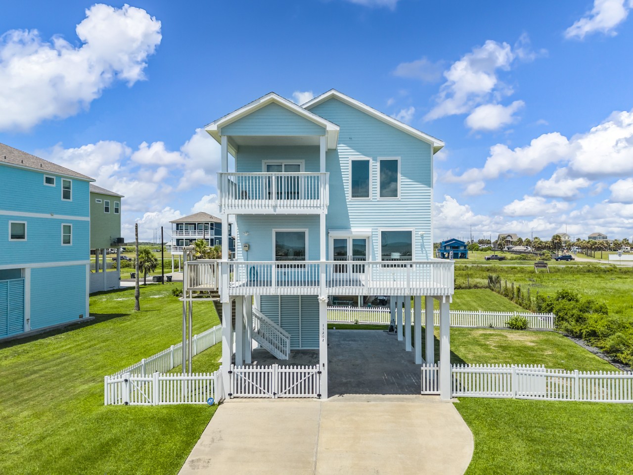 Picket fences & wide open skies surround this getaway