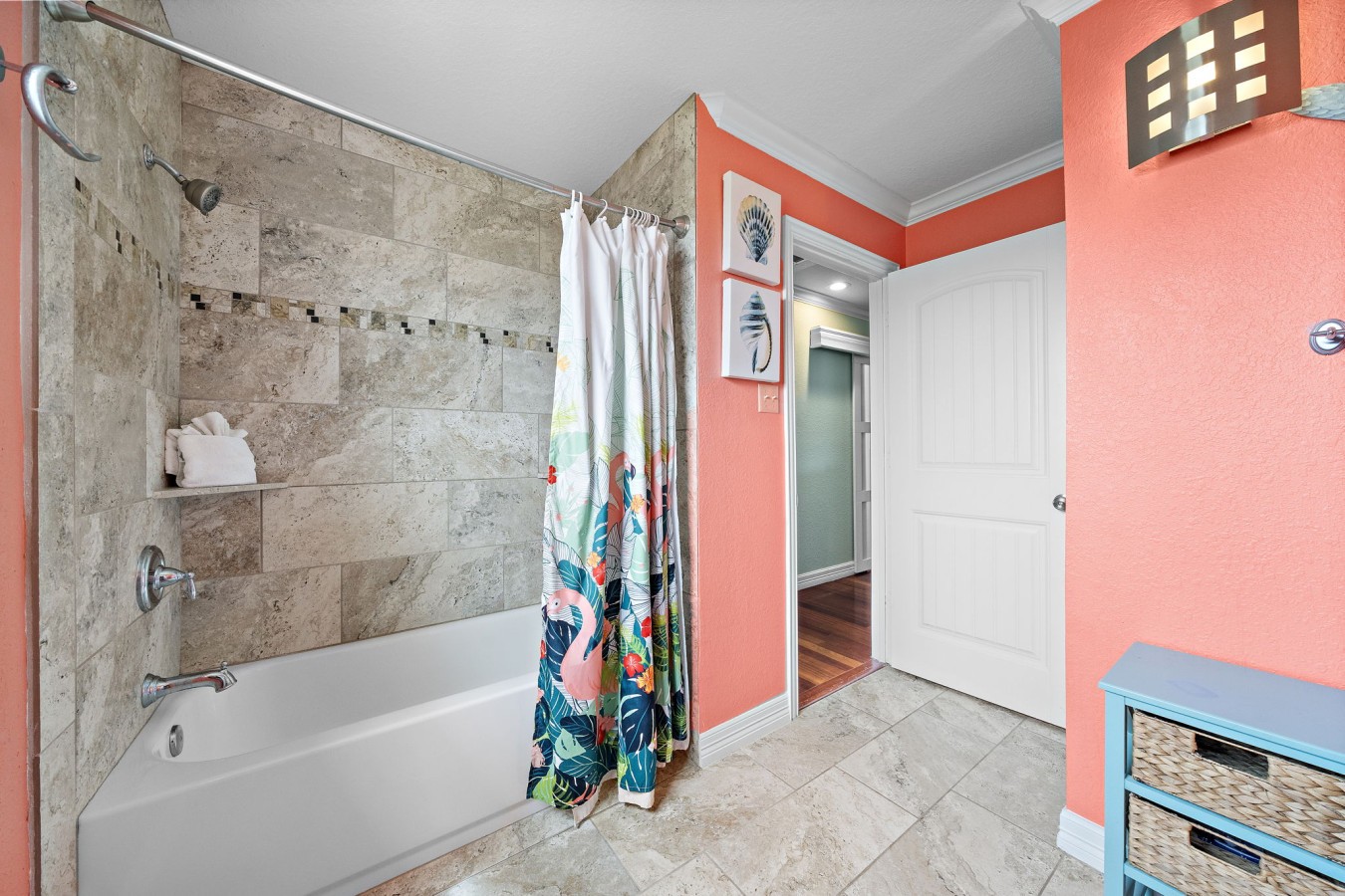Bright and cheerful bathroom with tub/shower combo