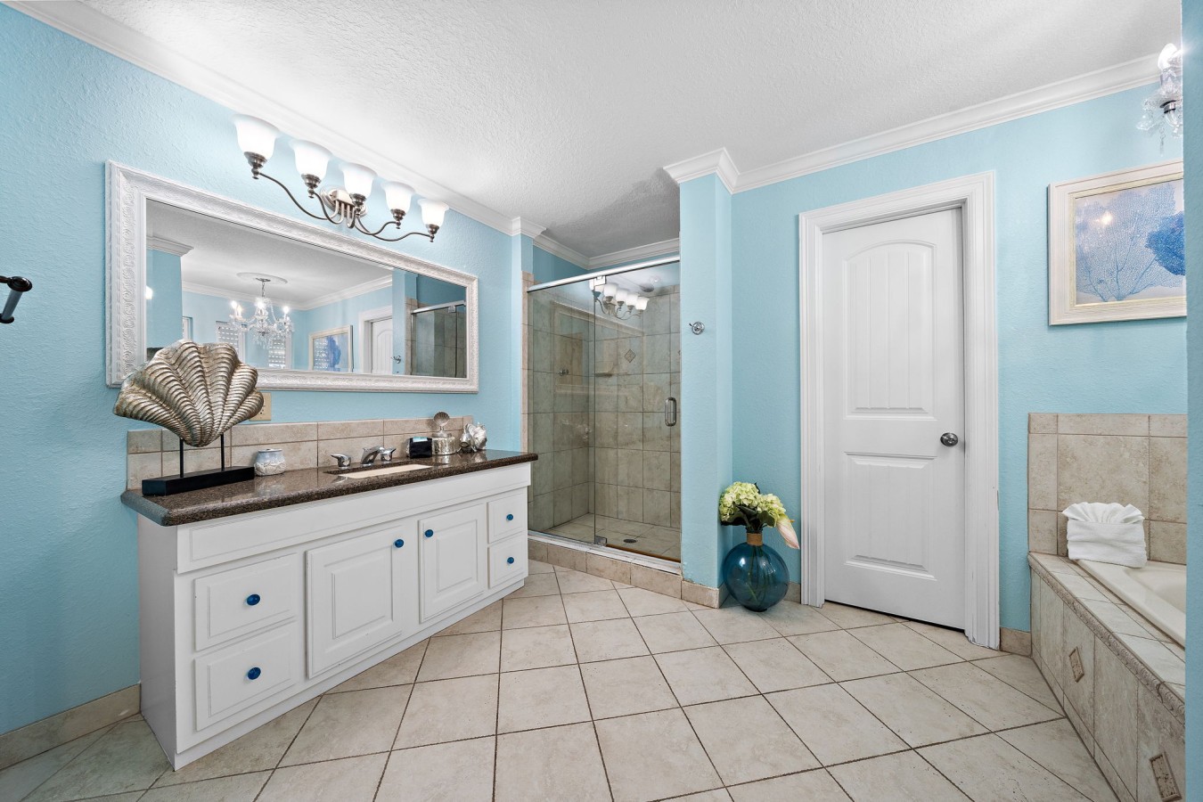 Start and end your day in this fresh, beachy space