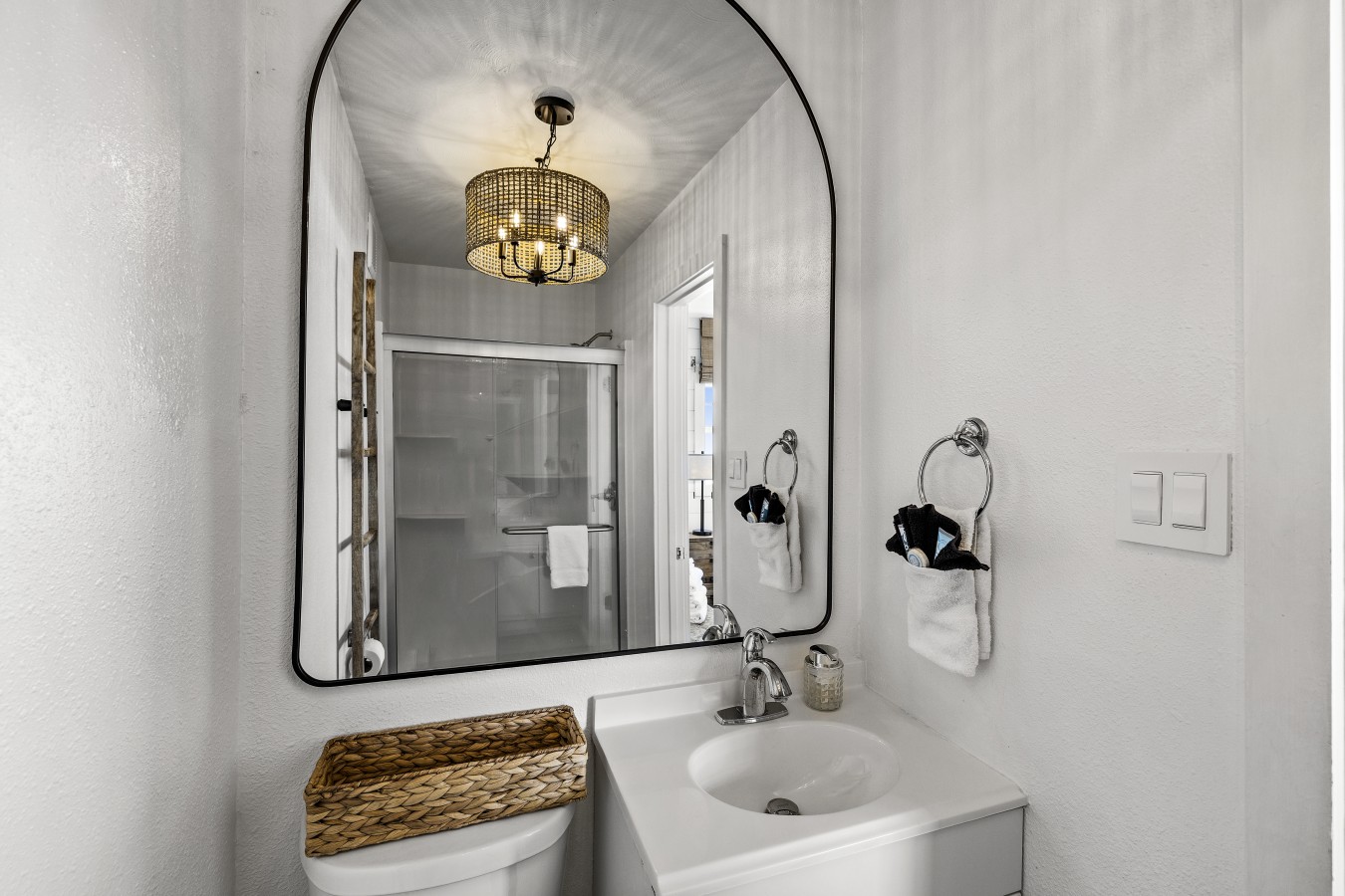 Get ready for the day in this bright, airy bathroom