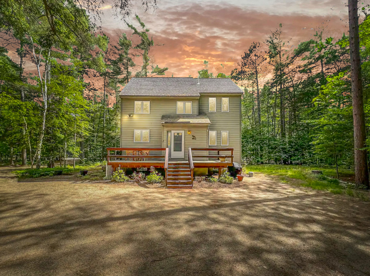 Private Walking Path And Multiple Living Areas - Spacious Getaway - Conway, NH