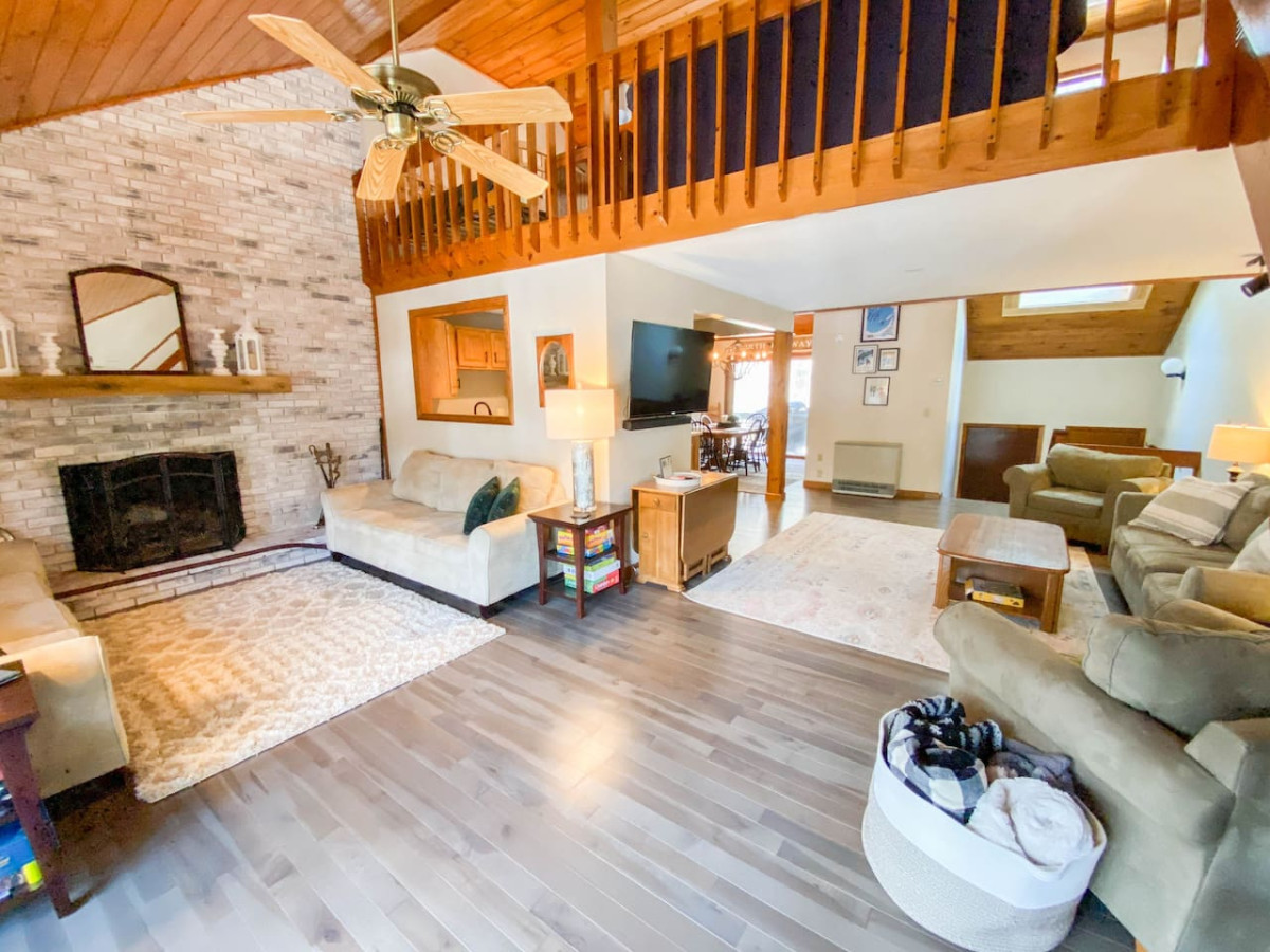 Scenic Views And Cozy Fireplace Access - Spacious Retreat - Conway