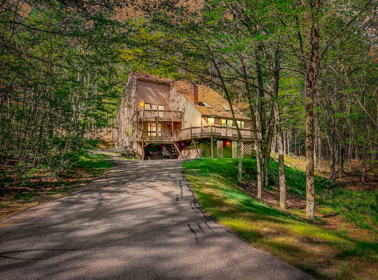 Large Wrap-around Porch And Cozy Living Areas - Spacious Retreat - Conway