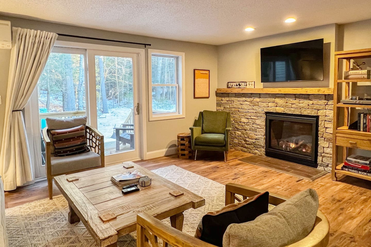 Cozy Fireplace And Kids' Living Space - Charming Getaway - North Conway, NH