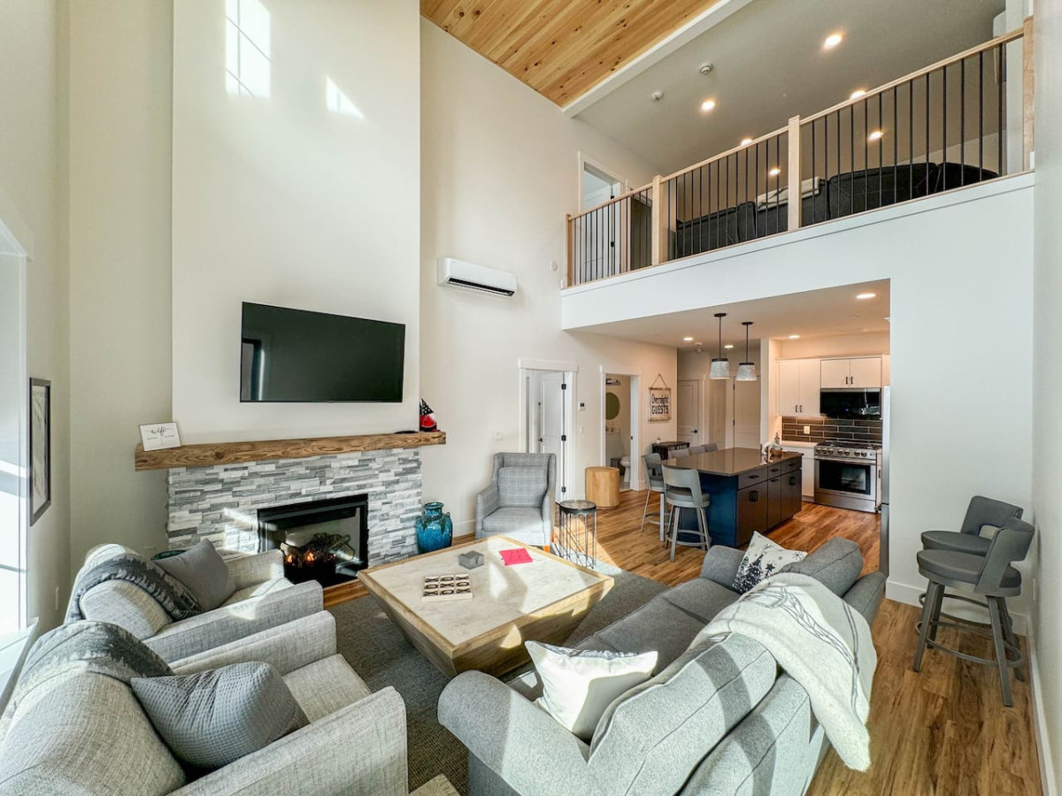 Heated Pool And Cozy Fireplace - Exquisite Mountain Retreat - North Conway, NH