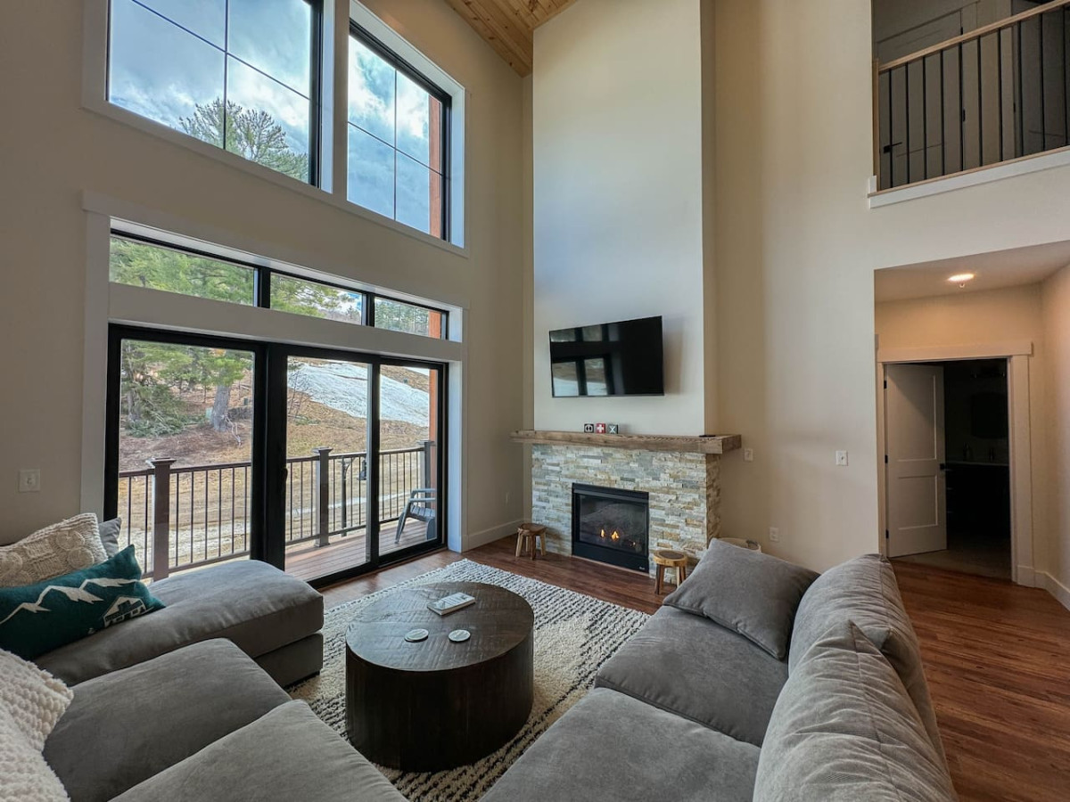 Cozy Fireplace And Access To Pool And Hot Tub - Stunning Mountain Retreat - North Conway, NH