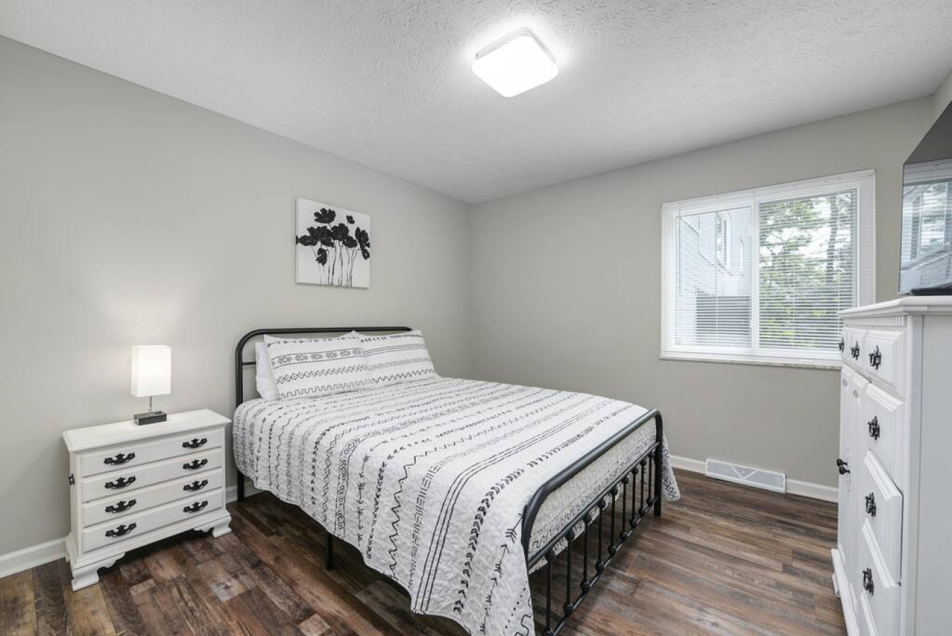 Modern & Updated First Floor 1BR near HWY/Airport