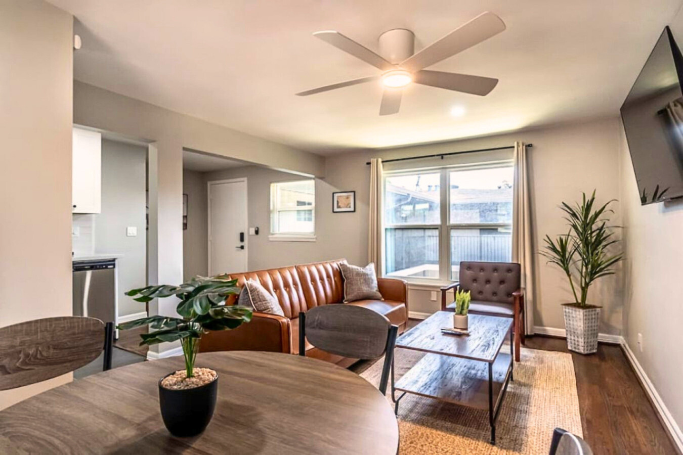 Stylish Space With Courtyard And Fast Internet - Trendy Urban Retreat - Houston, TX