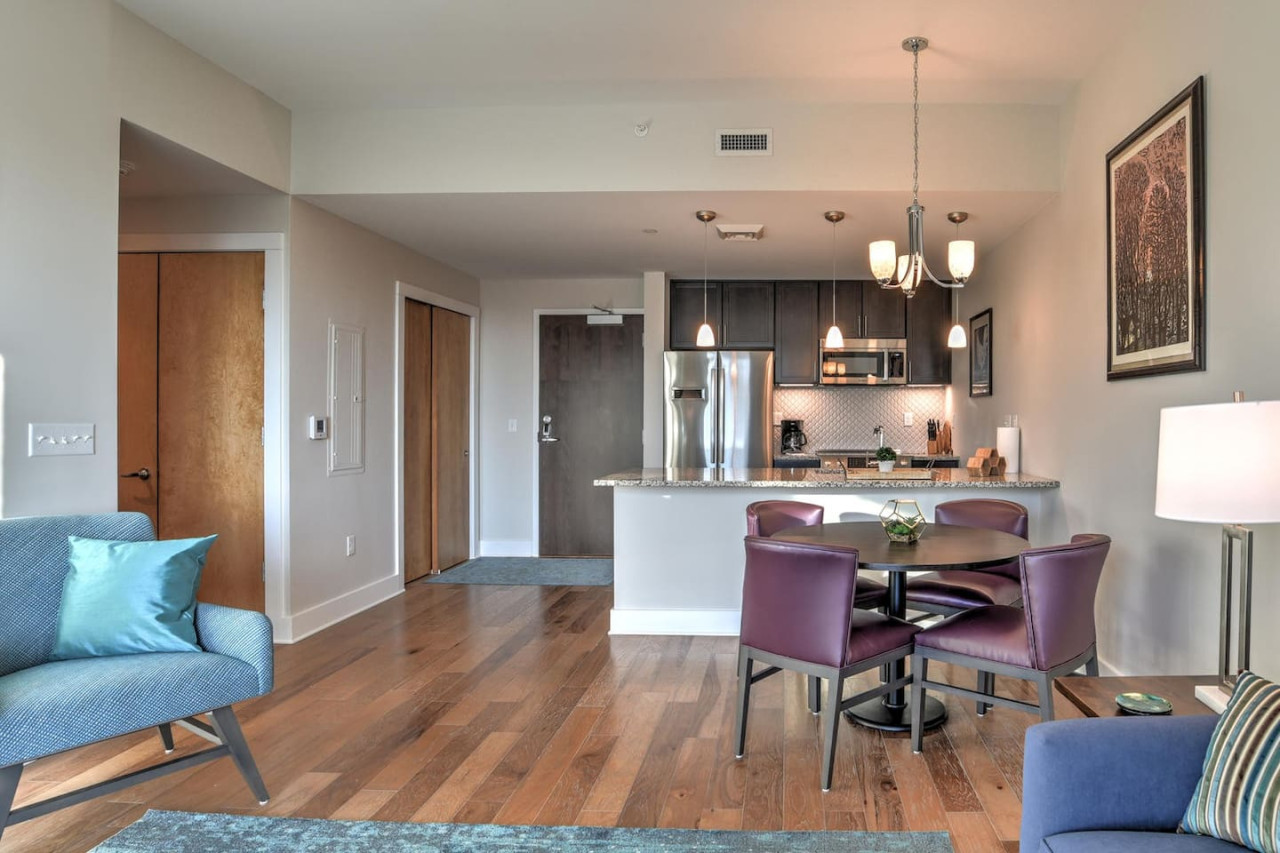 Spacious Sunset View Condo