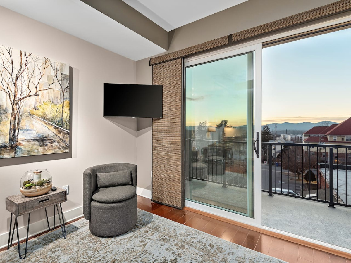 Downtown Condo with Stunning Mountain Views 5