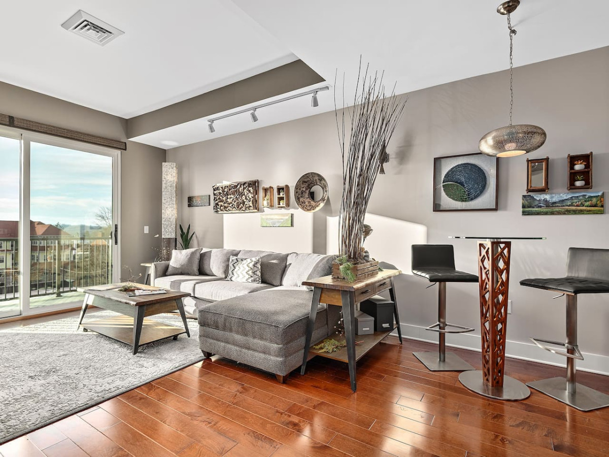 Downtown Condo with Stunning Mountain Views 3