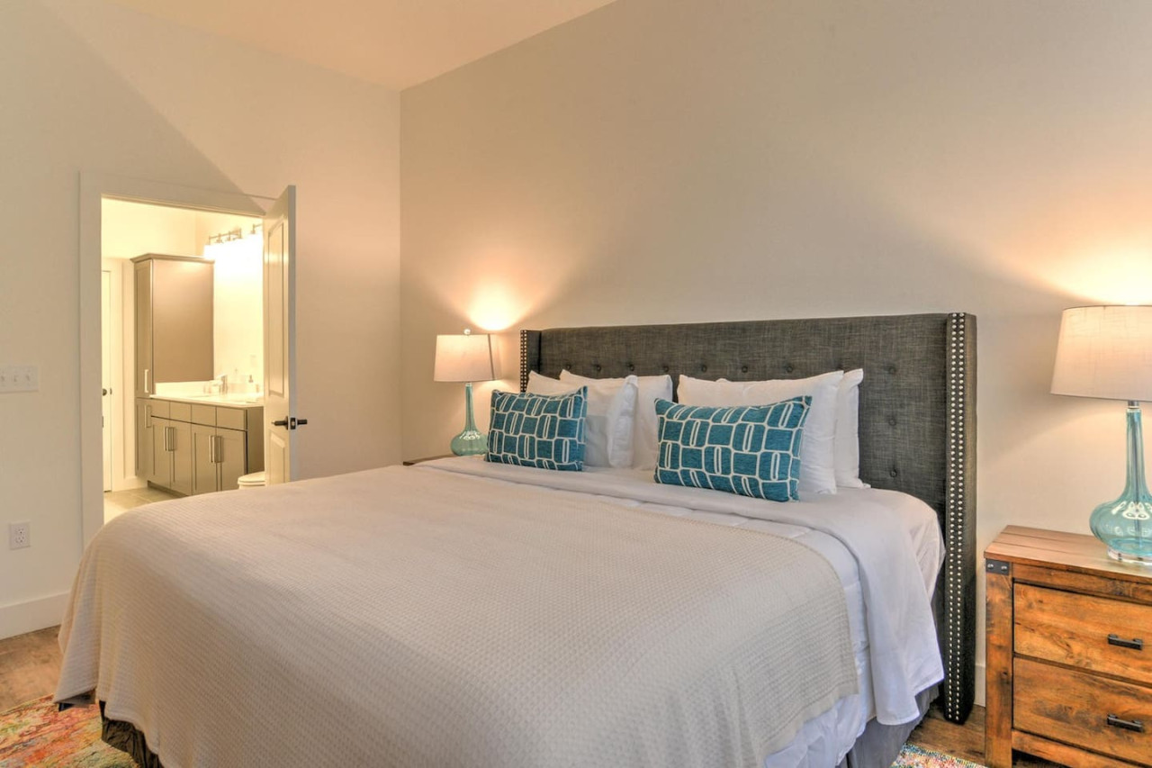 Warm and Inviting King Bedroom Condo 6