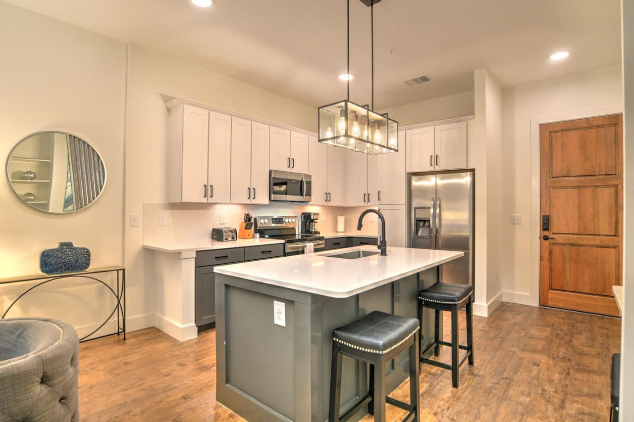 Warm and Inviting King Bedroom Condo 3