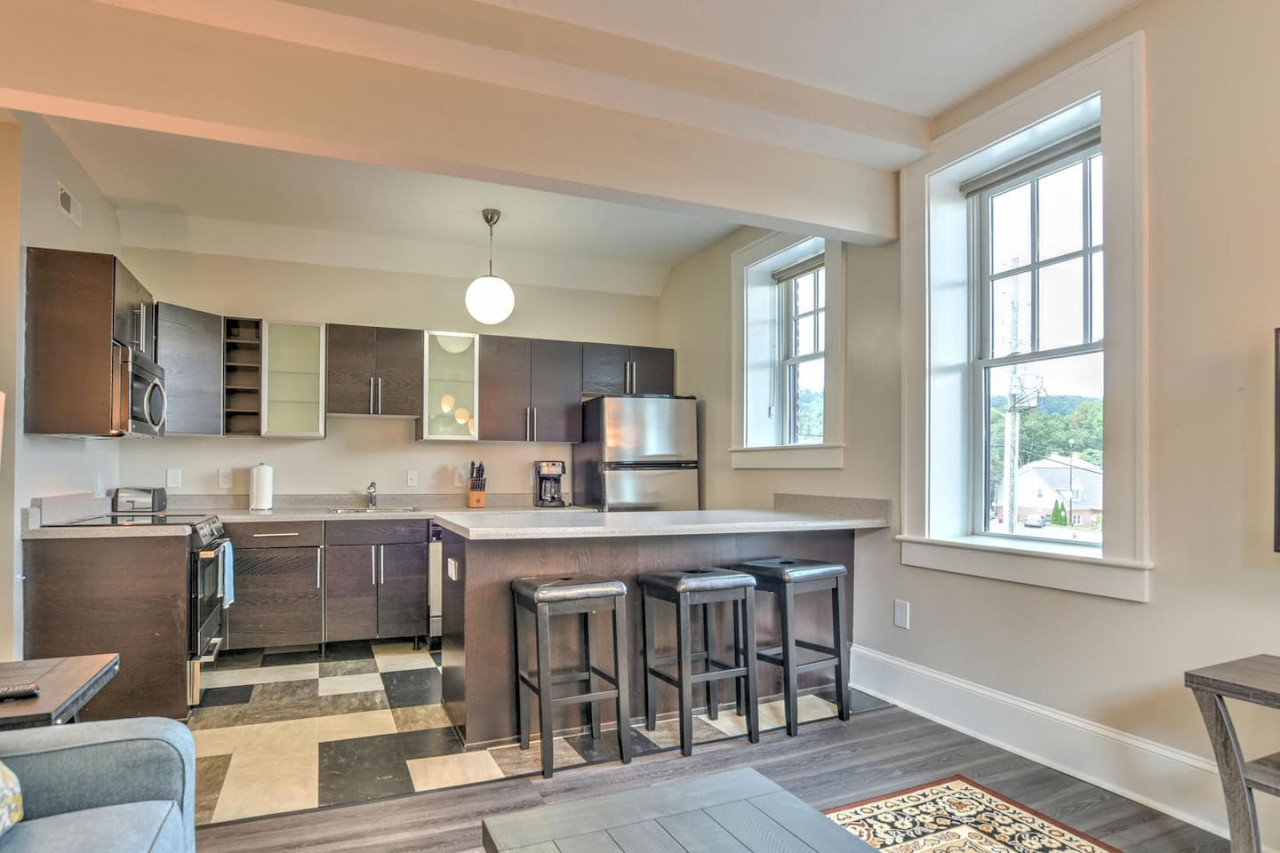 Charming Condo 1 in Historic King James 4