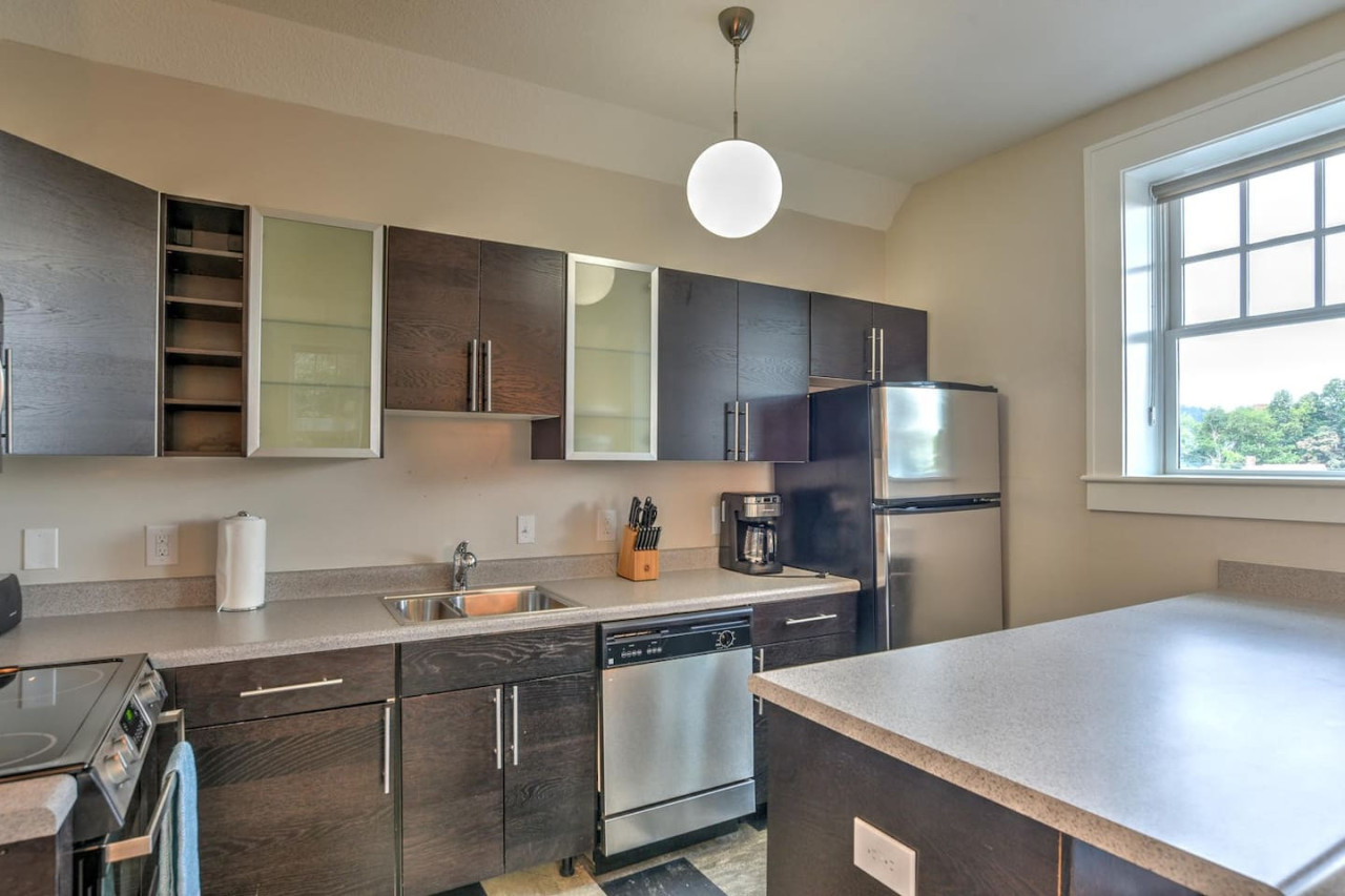 Charming Condo 1 in Historic King James 5