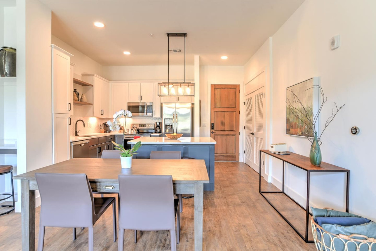 Central Downtown Open Concept 6