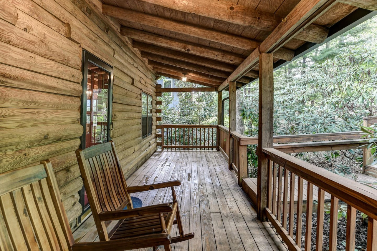 Fire Pit And Cozy Atmosphere - Charming Cabin Escape - Asheville, NC