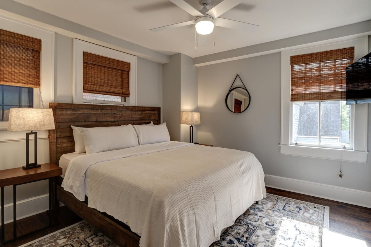 Historic Two Bedroom Charlotte Street Condo 6