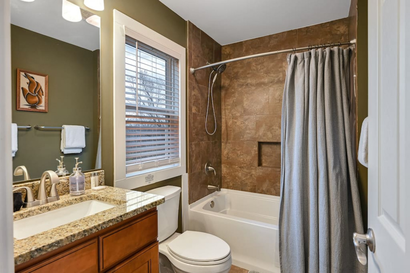 Five Bedroom Home Close to Downtown 6