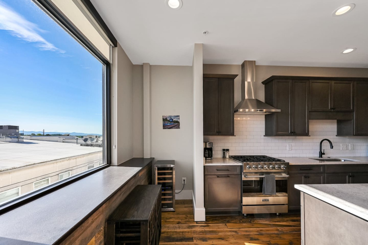 Downtown Condo with Two Ensuite King Bedrooms 6