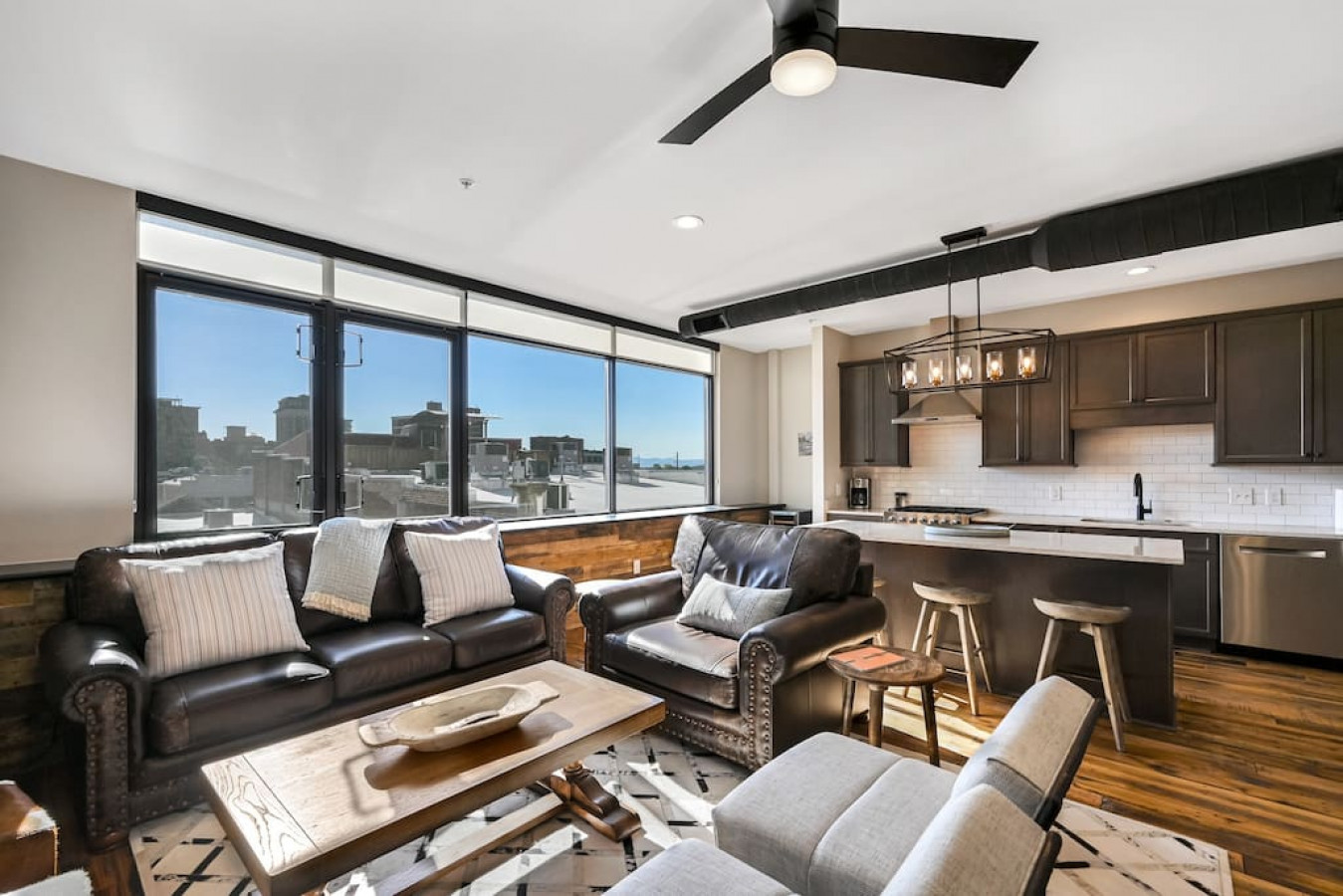 Downtown Condo with Two Ensuite King Bedrooms 3