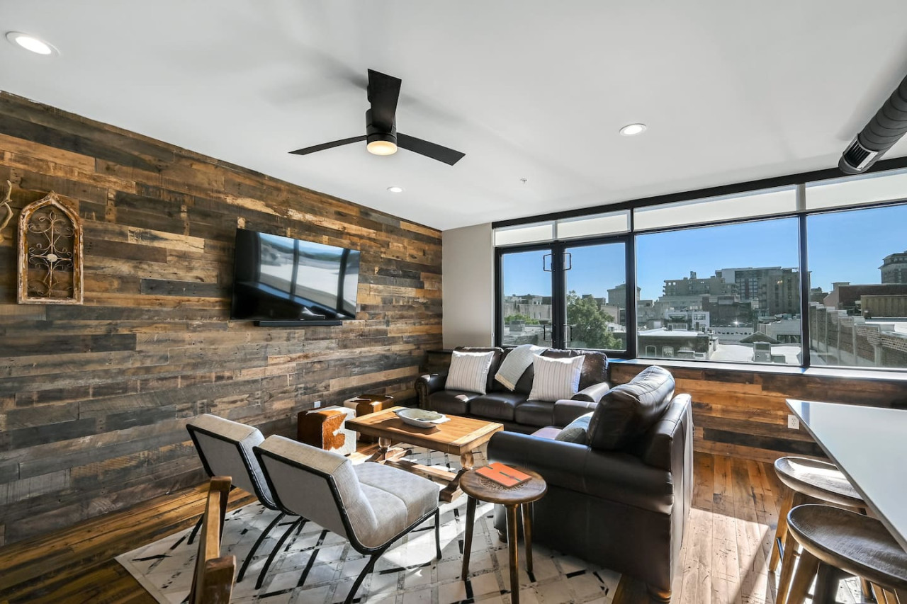 Downtown Condo with Two Ensuite King Bedrooms 2