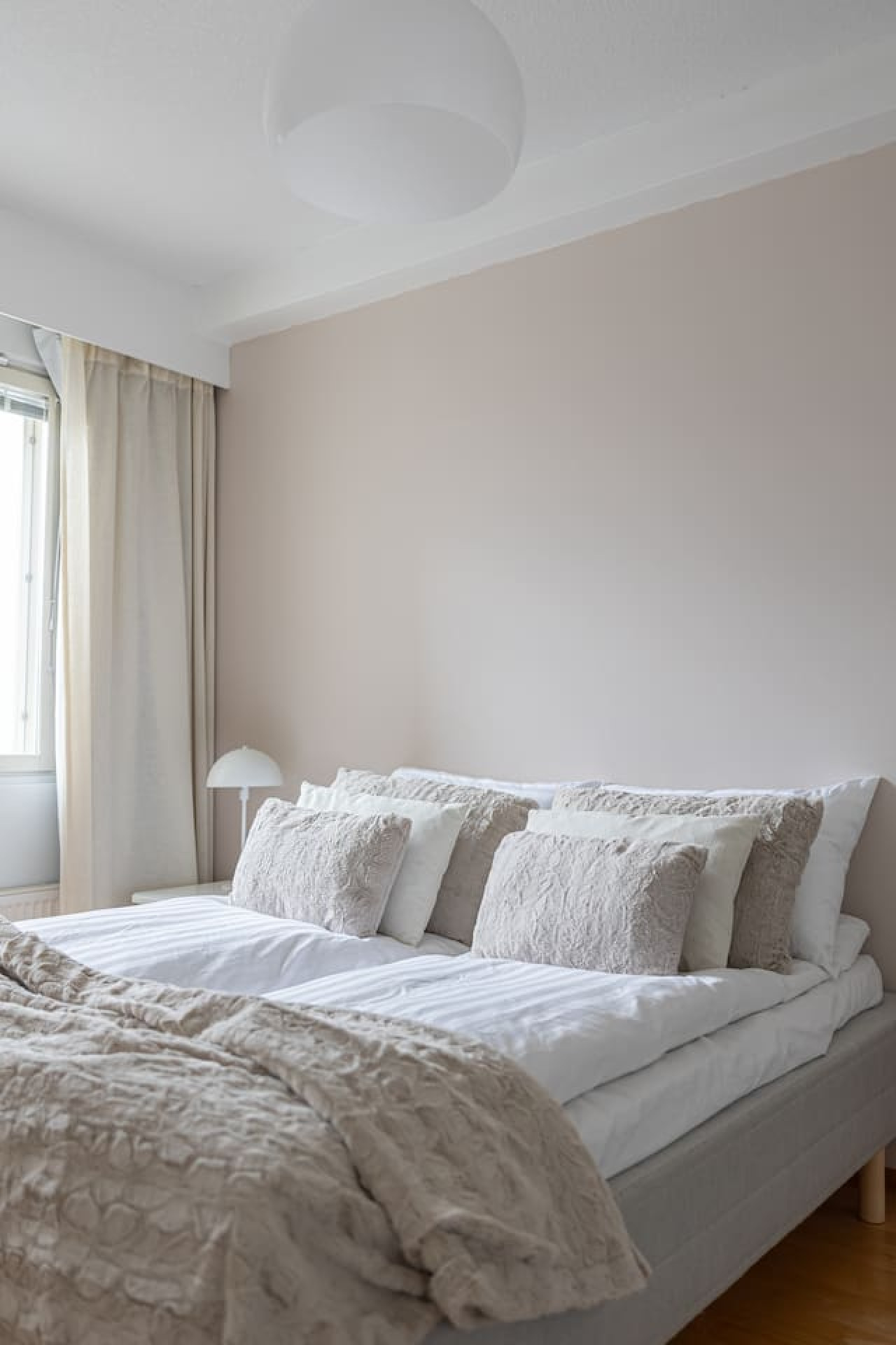 Riverside Suites I by BookLapland