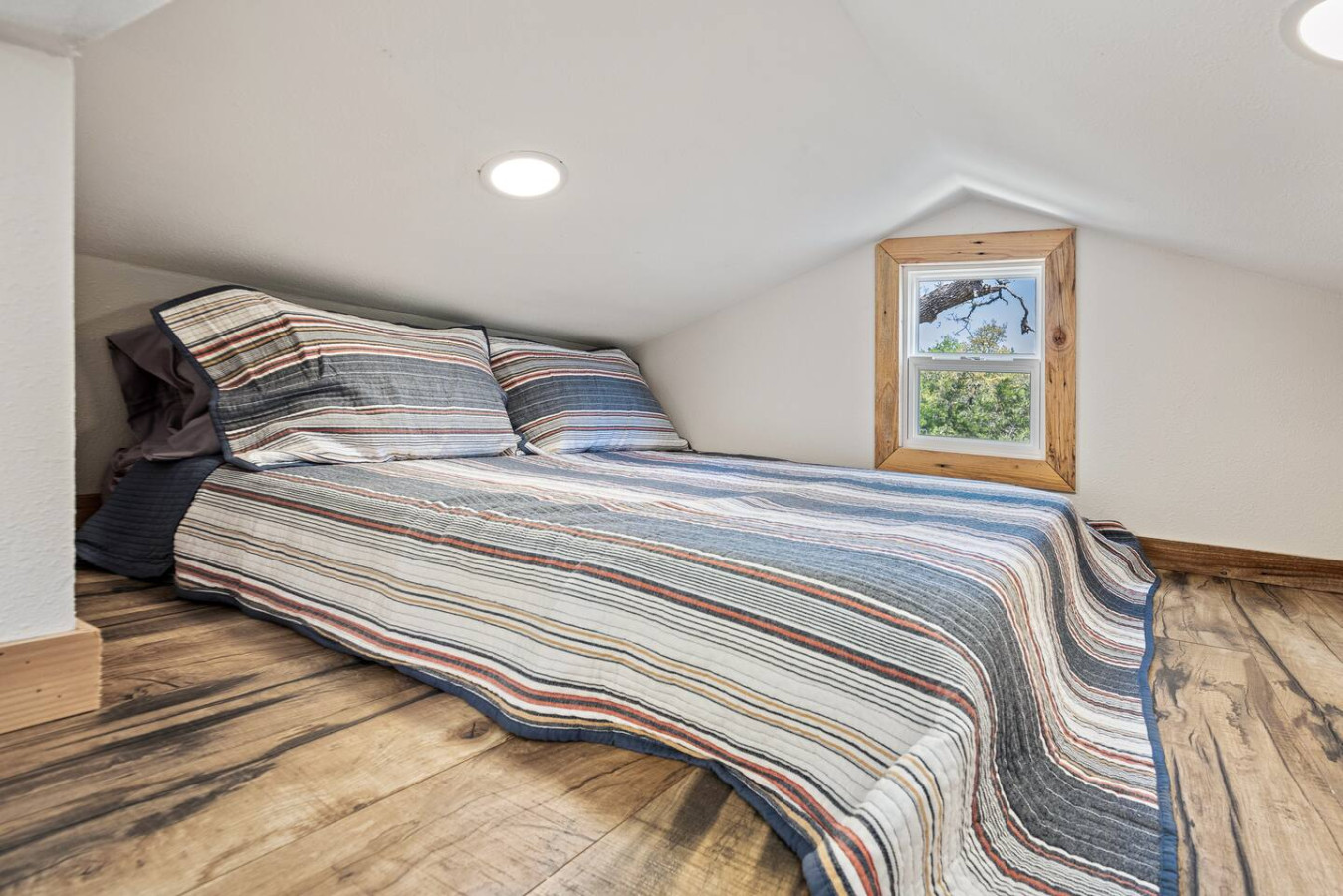 Quiroga loft queen bed