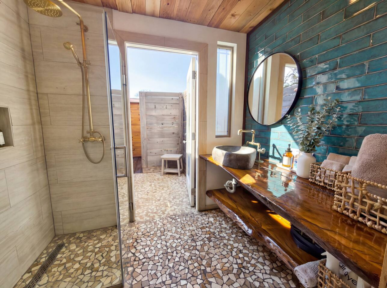 Quiroga indoor rainfall shower