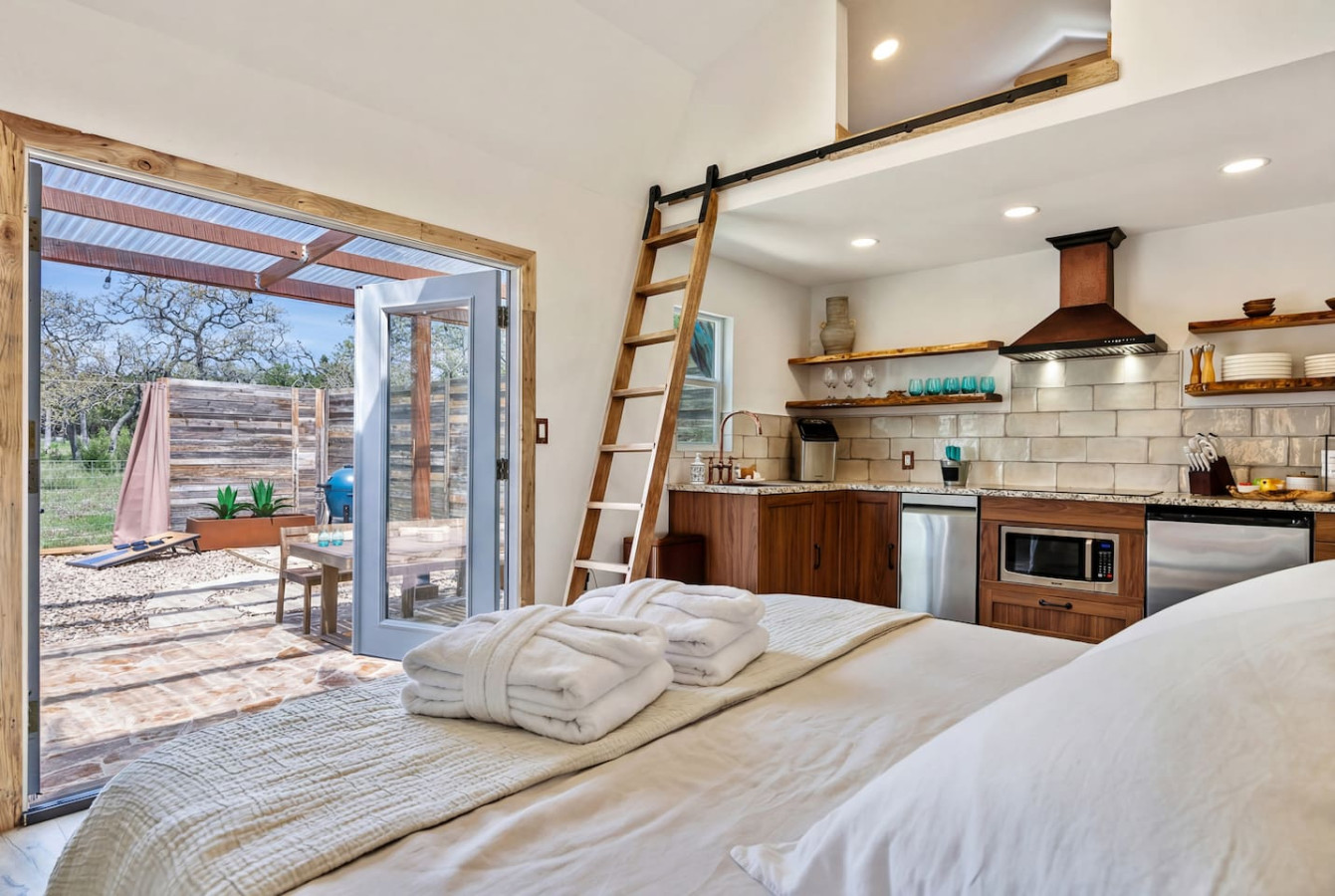 Quiroga glass doors to spa yard