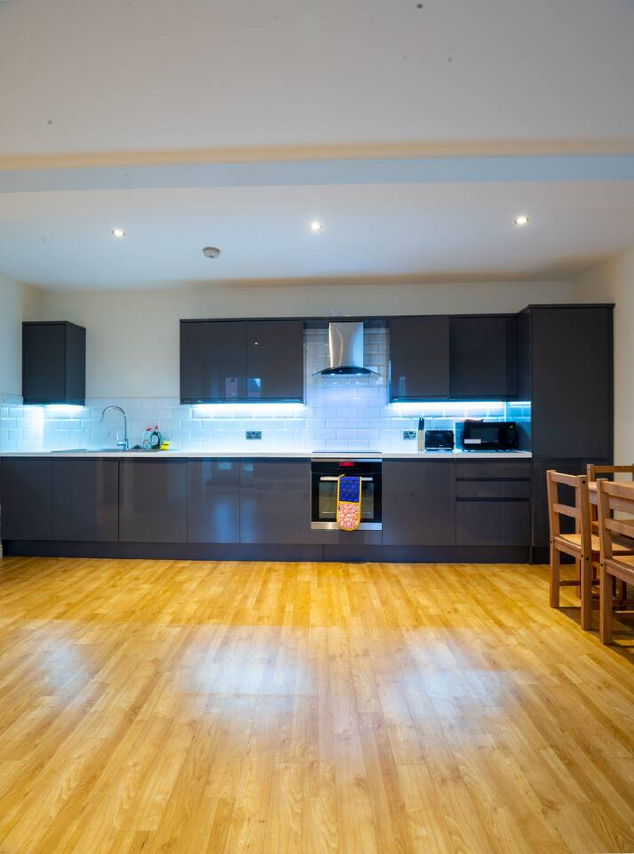 Charlotte House: Central 2BR 2BATH Retreat – Sleeps 6 in 28 Tacket St, Ipswich IP4 1BA, UK - Property image 3 - VivreStays
