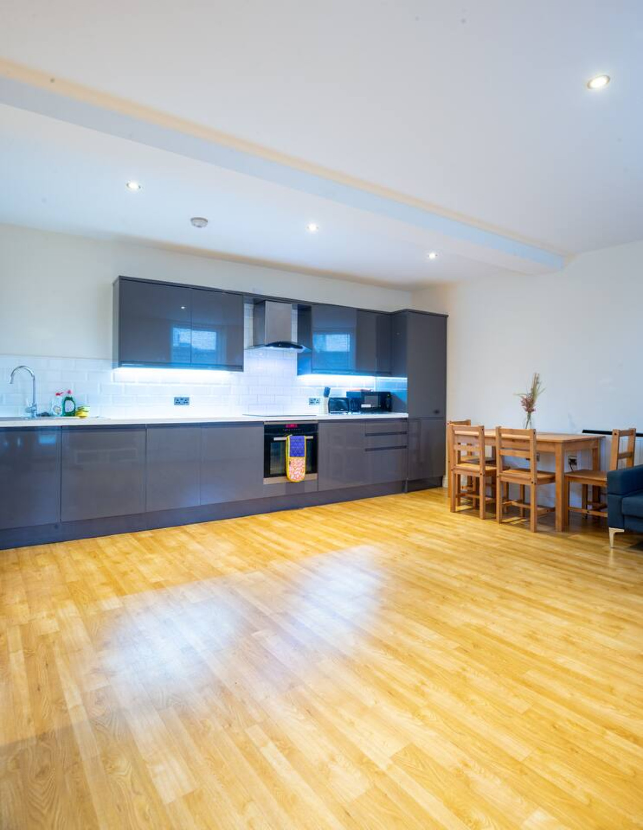 Charlotte House: Central 2BR 2BATH Retreat – Sleeps 6 in 28 Tacket St, Ipswich IP4 1BA, UK - Property image 10 - VivreStays