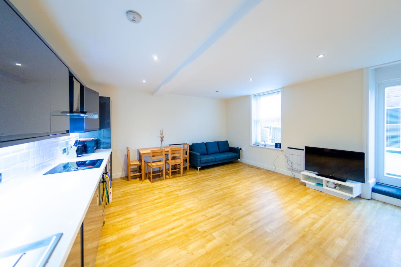 Charlotte House: Central 2BR 2BATH Retreat – Sleeps 6 in 28 Tacket St, Ipswich IP4 1BA, UK - Property image 8 - VivreStays
