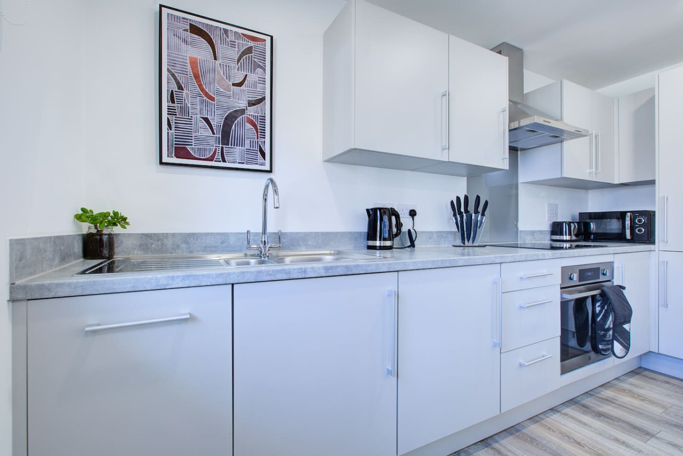 Penny Place Retreat – Central 2BED 2BATH by Station + Free Parking in 14 Penny Place, Ashford TN24 0WJ, UK - Property image 7 - VivreStays