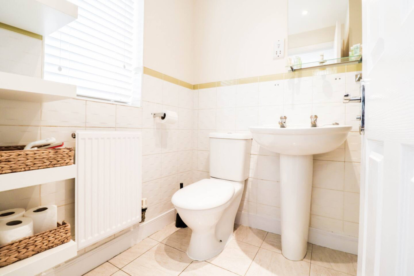 Family-Friendly 3BR Home by the Thames with FREE Parking in 1 Broadwater Rd, London SE28 0AZ, UK - Property image 21 - VivreStays