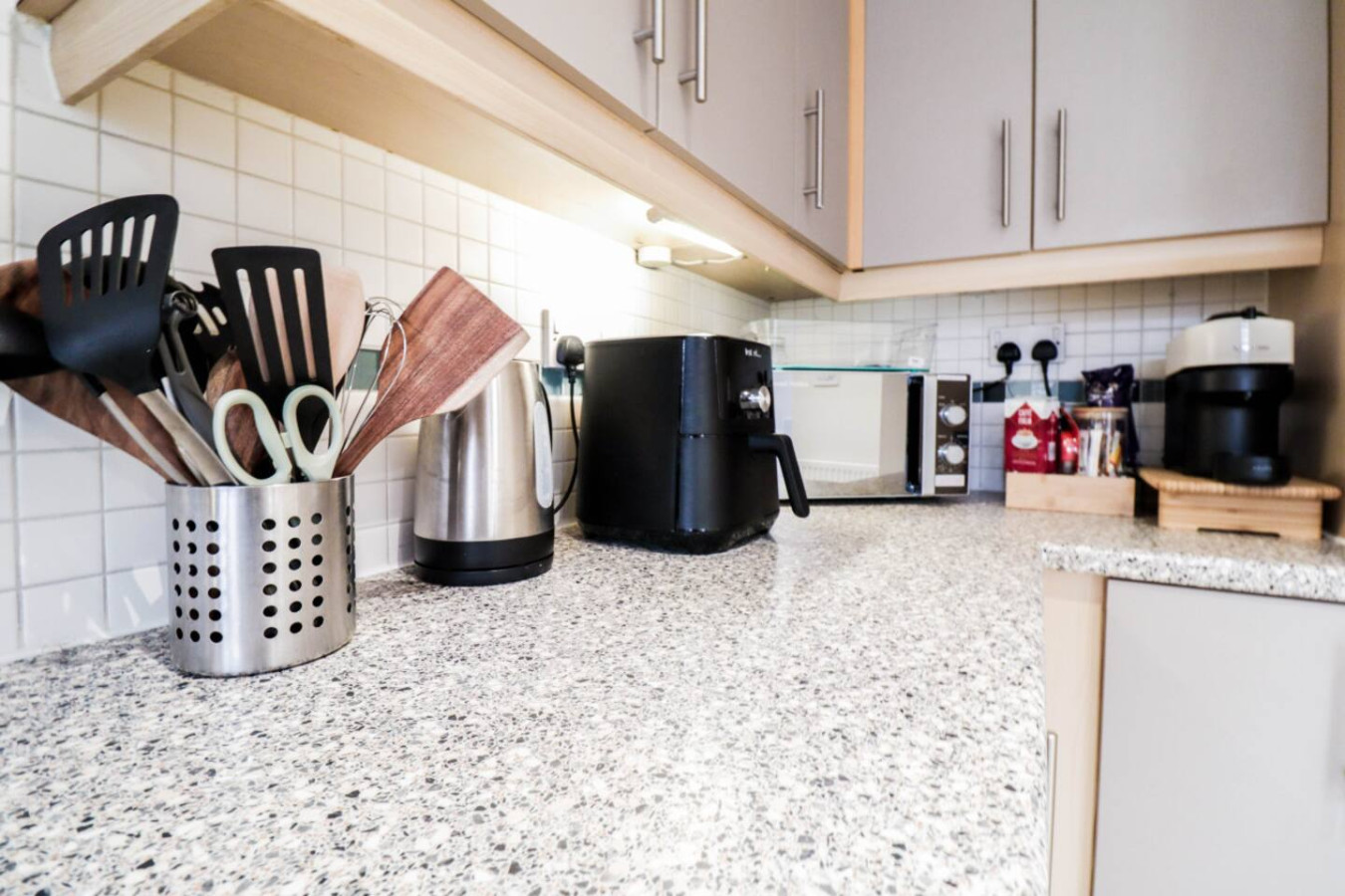 Family-Friendly 3BR Home by the Thames with FREE Parking in 1 Broadwater Rd, London SE28 0AZ, UK - Property image 9 - VivreStays