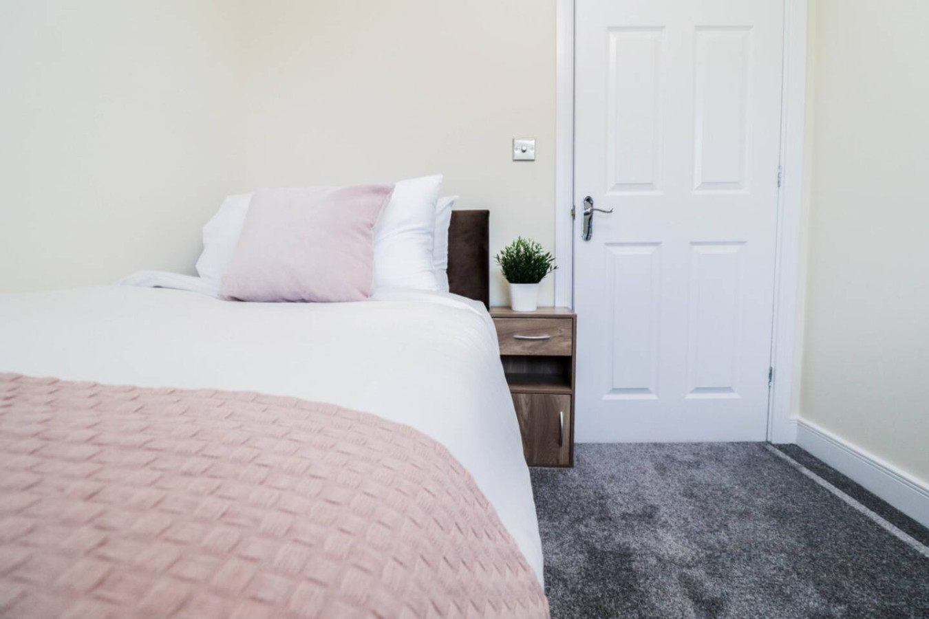 Family-Friendly 3BR Home by the Thames with FREE Parking in 1 Broadwater Rd, London SE28 0AZ, UK - Property image 36 - VivreStays