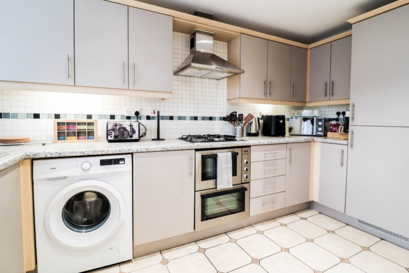 Family-Friendly 3BR Home by the Thames with FREE Parking in 1 Broadwater Rd, London SE28 0AZ, UK - Property image 26 - VivreStays