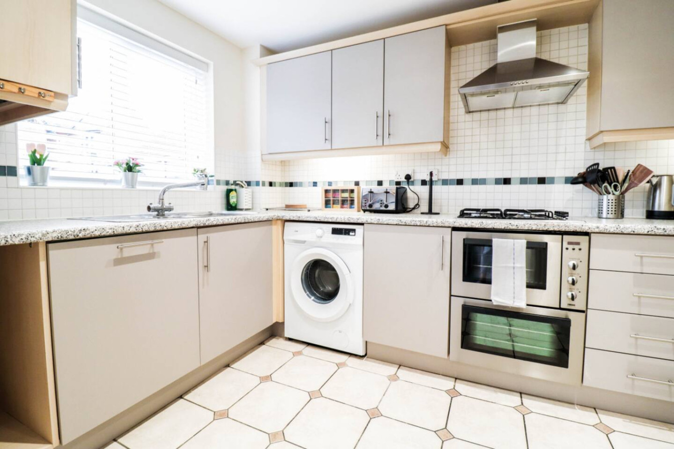 Family-Friendly 3BR Home by the Thames with FREE Parking in 1 Broadwater Rd, London SE28 0AZ, UK - Property image 27 - VivreStays